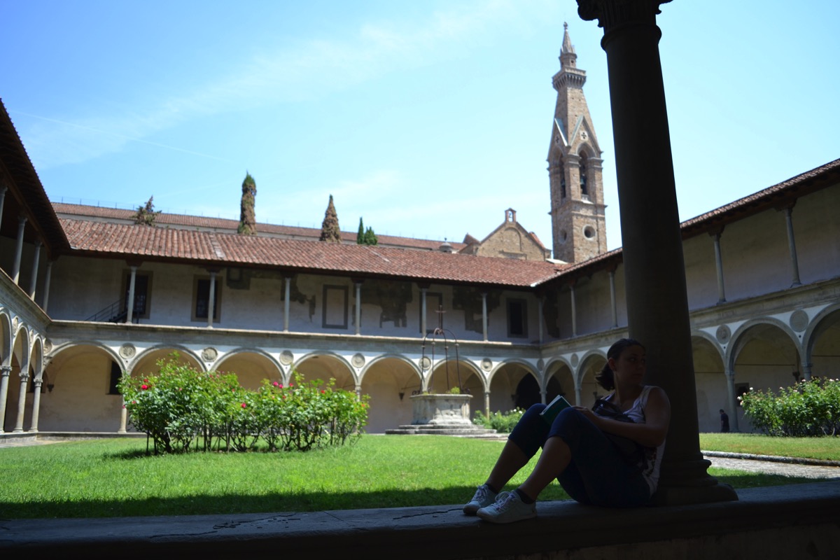 Pauline dans le cloître de Santa Croce