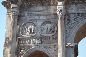 Les médaillons et la frise