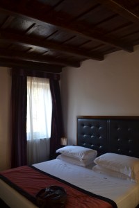 Le lit avec plafond en bois