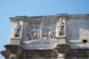 Deux des bas reliefs